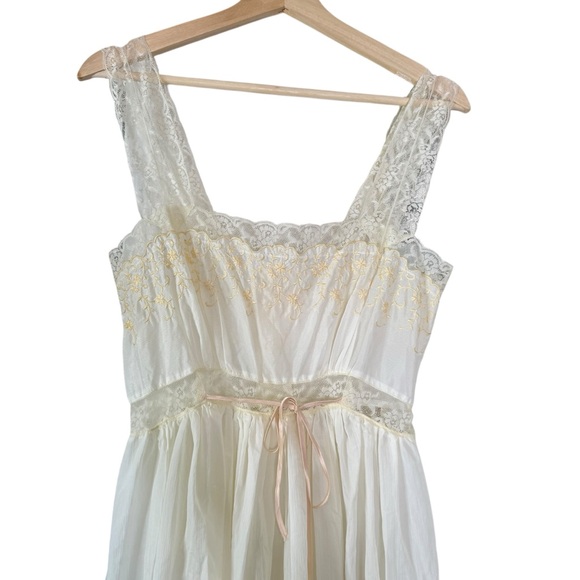 Vintage 1960s Lord & Taylor Iris by Nylon lace trim maxi slip - Picture 3 of 16